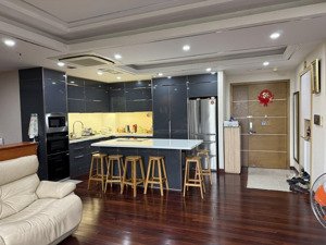 bán căn hộ saigon airport , 3pn ,156m , có sổ , giá : 9 tỷ 999 , liên hệ : 