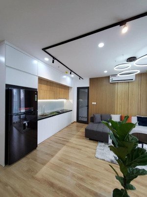 em bán căn 2pn view hồ hướng nam, sẵn sổ giao dịch ngay ạ. ib em để xem nhà