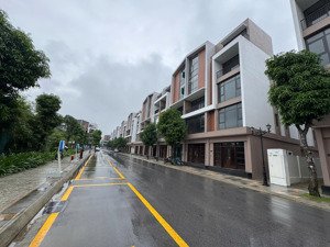 xẻ khe song lập 98m2 sân vườn đối diện công viên giá chỉ 140tr/m2, tầm view đắt giá lh 