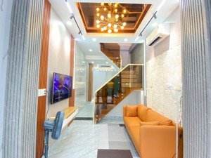 nhà đẹp khu vip - 2 tầng - 2 phòng ngủ - vị trí trung tâm gần sân bay