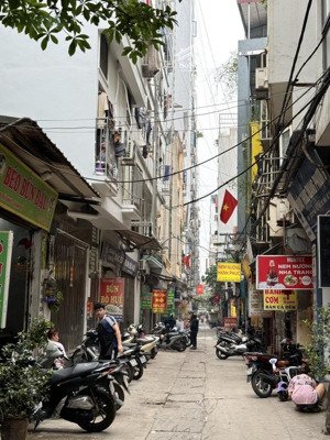 chính chủ bán nhà kd đa dạng sầm uất, triều khúc.
dt: 41m2, 5t. giá: 15,1tỷ. mặt ngõ - ô tô tránh