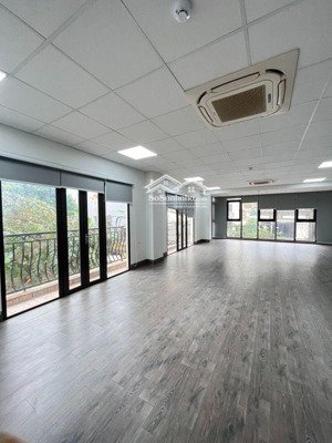 cho thuê văn phòng 150m2 tại phố nguyễn tuân, view lô góc thoáng, trần cao 3,5m, chi sẵn phòng