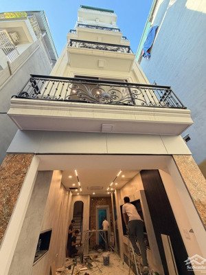 siêu phẩm thang máy ,ô tô vào nhà ,nhà mới đẹp 6 tầng bề thế , nội thất sang trọng 39m2 , 11.5 tỷ.