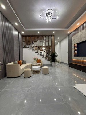 bán nhà 5tầng phố ngọc lâm,long biên,dt: 46,5m2, mt rộng, vị trí vàng, giá đầu tư.lh:0914712366