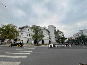 biệt thự vip trung tâm vinhomes grand park 3 mặt tiền 700m2- thuận tiện kinh doanh