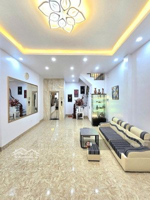 chỉ 100m ra phố láng hạ, nhà xây mới 6 tầng thang máy, yên tĩnh, dân trí cao, hàng xóm thân thiện