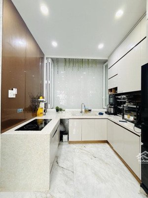 nguyễn chí thanh quận 10 40m2 cách mặt tiền 50m - sổ sẵn giao dịch ngay nhỉnh 6 tỷ .