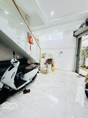 bán nhà đường nguyễn chí thanh quận 10, ngang 4,3m rộng thoáng, 3tầng btct đẹp vào ở luôn.giá6,75tỷ