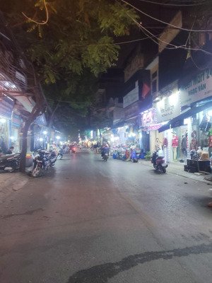 mặt phố, ôtô tránh, kinh doanh sầm uất, gần học viện tài chính, y tế cộng đồng, đại học mỏ, b