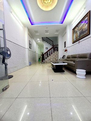 8 tỷ 200 thương lượng, nhà 4 tầng mặt tiền khu dân cư, diện tích : ngan 4 mét -- dài 16 mét.