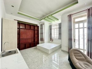 cho thuê phòng ban công đầy đủ tiện nghi giá rẻ 3tr5 cách cvpm qt 1km