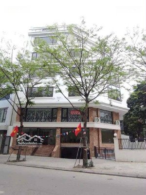 chính chủ bán nhà phạm văn đồng mặt tiền 20m lô góc , rẻ nhất khu vực vỉa hè đá bóng