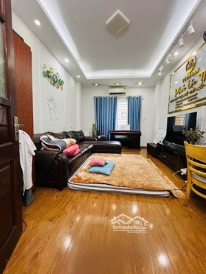 bán nhà hiếm cầu giấy, 5 tầng đẹp, ô tô gần, nội thất full, thoáng sáng 35m2- chỉ hơn 7 tỷ