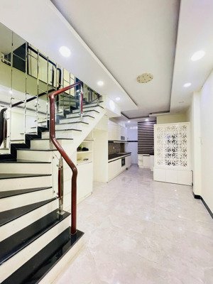 nhà ngay vincom lê văn việt mặt tiền đường 60m2 1tr3l 4pn 4wc giá 7,45 tỷ thương lượng mạnh