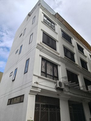 5.7 tỷ nhà ngõ 201 phúc lợi, lô góc, 5 tầng, gần chợ, trường học, đường rộng.