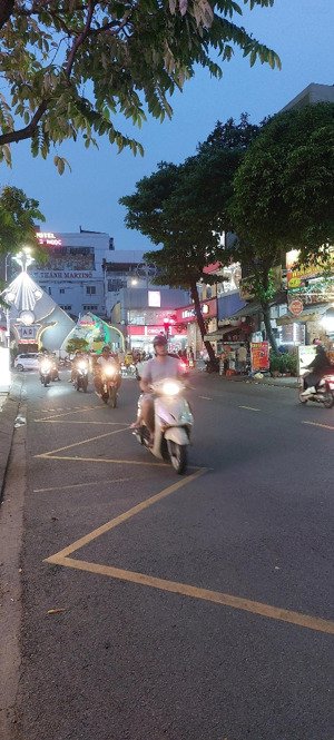 cho thuê tầng trệt lối đi riêng ngay tân hương và độc lập.