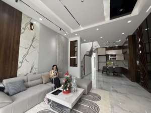nhà mới the sol 5 x 18,5m- lung linh cách chợ hưng long 300m
đầy đủ tiện ích 