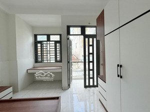 studio , tách bếp bancol , full nội thất , mỡi xây 100% , sát bên đh nttu , cầu khánh hội quận 4