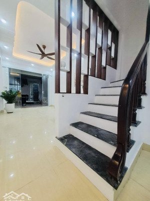 căn nhà 5 tầng mới kính cong siêu sang ở nam dư!
ô tô đỗ cổng, sân để xe rộng, nhà nở hậu may mắn