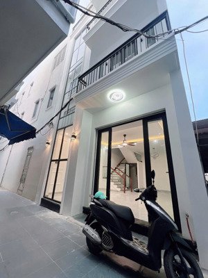 bán nhà 3 tầng xây độc lập tại 389 đằng hải ngõ trước nhà 3m
diện tích : 46m chỉ 3ty650