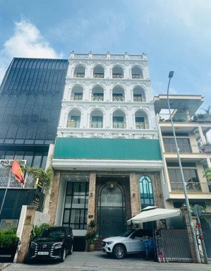 tòa nhà cho thuê mt phổ quang, phường 2. dt: 10x18m. hầm - 7 tầng. sàn trống suốt. pccc đầy đủ