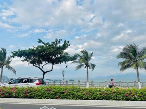 bán lô đất đẹp vuông vức, view trực diện biển, mặt tiền đường phạm văn đồng, giá 260tr/m2