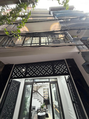 còn học gần nhà, ngay cạnh lê lợi , đi bộ 2 phút, hợp gia đình trẻ muốn sống thuận tiện và an toàn