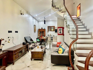 bán nhà cổ linh gần bv tâm anh 65m2-14 tỷ-phân lô víp-ô tô-full nội thất-4 ngủ công năng tuyệt đối