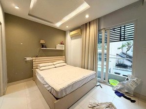 trống sẵn ngay căn hộ 2pn rộng rãi , ban công