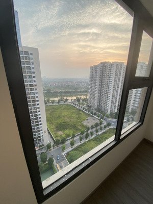 chính chủ muốn bán căn 2pn 2vs + 1 căn góc đầy đủ nội thất giá 4 tỷ 300tr vhocp, lh 