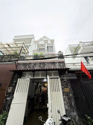 nhà đúc 3 lầu dt 4x18 đầy đủ công năng hẻm xe hơi sát cầu vượt quang trung