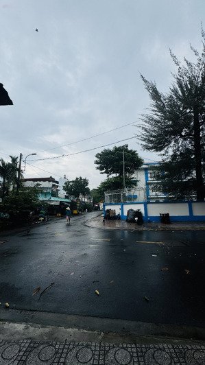 bán nhà căn góc 2 mặt tiền hẻm đường xe hơi gần trường quang trung