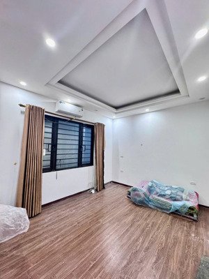chính chủ cần bán nhà 5 tầng phố trạm long biên