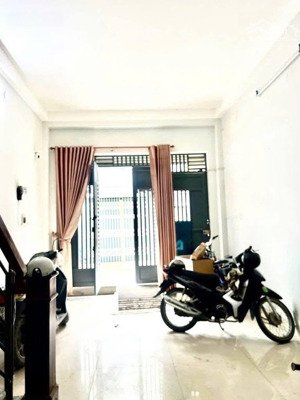 bán nhà 4 tầng hxh gần bến xe buýt hiệp thành, cho thuê 18tr/th hơn 5 tỷ.