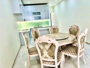 nhà dân xây - gần phố - ô tô đỗ cổng