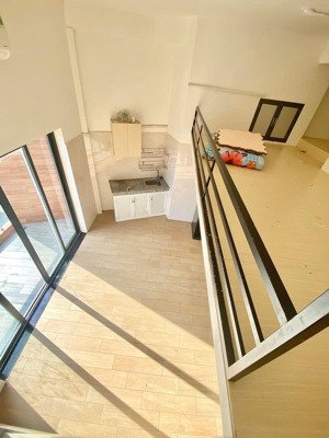 hott phòng có gác và ban công ngoài trời y hình cực kỳ thoáng mát nhanh tayy chốt ngay