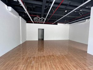 cho thuê shop khối đế mặt sảnh chung cư vinhomes grand park. dân cư đông đúc 75 nghìn dân hiện hữu