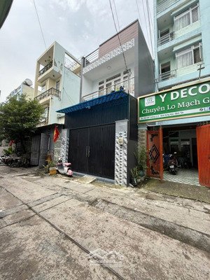 hẽm 1/ đường hương lộ 3 bhh bình tân dt: 5x 28 cn 140 m2. hẻm thông 6m
kc: 1 lầu 1 lầu . 11.2 tỷ