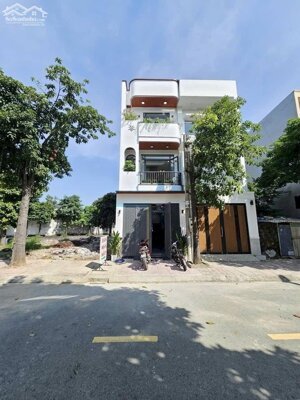 NHÀ PHỐ DĨ AN - GẦN TRẠM Y TẾ DĨ AN - Kdc ĐỒNG BỘ AN NINH HIỆN ĐẠI