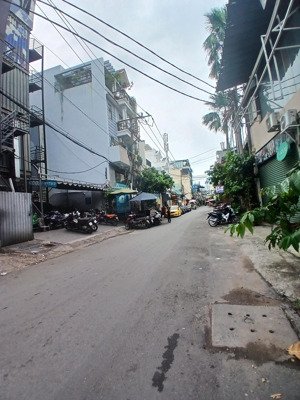 q8 dương bá trạc, nhà hẻm 6m xe hơi đỗ cửa. giá 4tỷ2 thương lượng nhẹ!