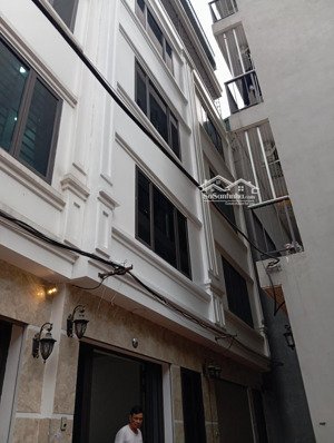 chính chủ cần bán nhà hoàng mai-40m- 5 tầng-phân lô