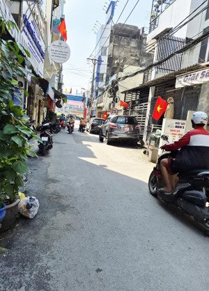 chủ bán gấp nhà phường 2, bình thạnh, dt lớn 82m2, chỉ nhỉnh 8tỷ, gần chợ bà chiểu, sát vách quận 1