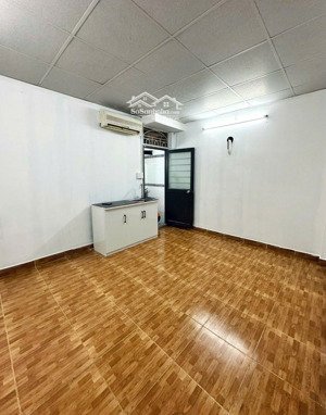 bán nhà ngang tận 4m cách mạng tháng 8, quận 10.