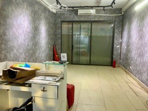 cho thuê tầng 1 mặt tiền 5m, vị trí đẹp tại 85 đức diễn, cầu diễn