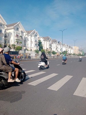 bán đất 2 mặt tiền trước và sau đường dương quảng hàm 4x16m giáp bình thạnh