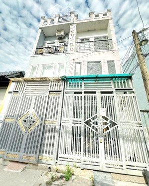 nhà 2 mặt tiền-hẻm xe hơi đỗ cửa-sát chợ hiệp thành q12-dt 33m2, 3 tầng - sổ hồng riêng - giá nh