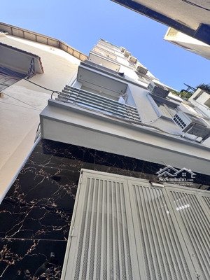 toà nhà ccmn xây mới- ô tô qua cổng- dòng tiền ổn định