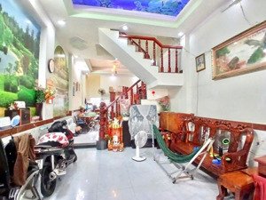 nhà 3 tầng ở ngay, trung tâm dĩ an 61m2 ( 4.2x14.3) xe hơi tới cửa chỉ 4.1 tỷ