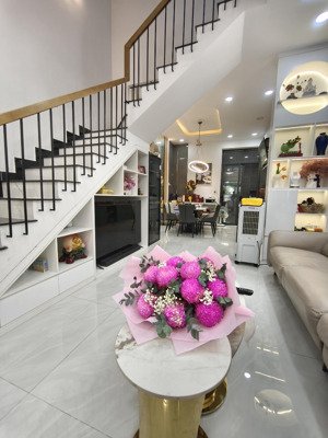 khách xem sẽ mua. nhà 4 lầu chủ tự xây. đường xe tải sát vành đai 2. giá 7.5 tỷ tl trực tiếp chủ