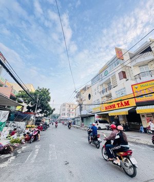 mặt tiền chợ bà hom - sầm uất ngày đêm - kinh doanh nhiều lĩnh vực.